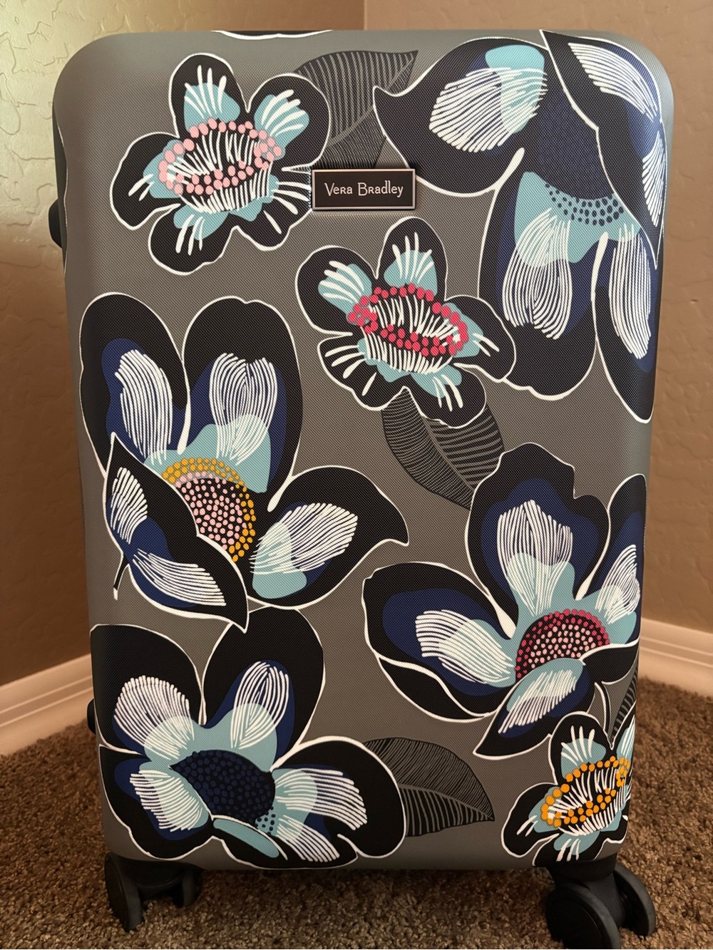 VERA BRADLEY 🩵🩶💙 22” Spinner Carry-on luggage